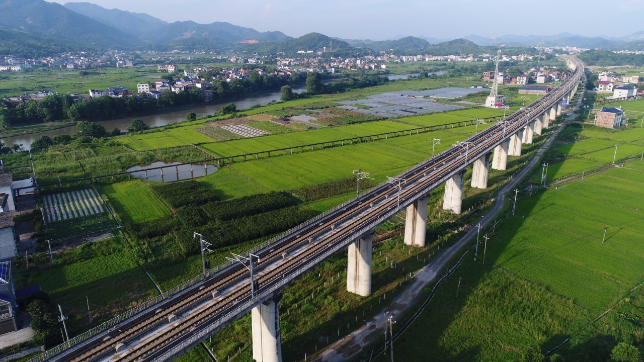 柳广铁路新航向绽放，沿线美景尽收眼底